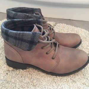 White Mountain plaid boots